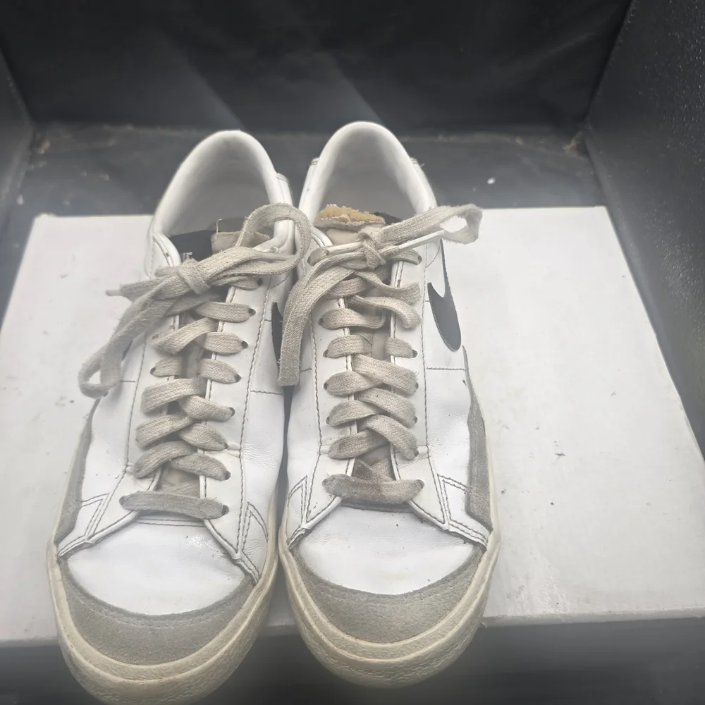 Nike‎ Dunks White And Black Lace Up Women Sneakers Size 8